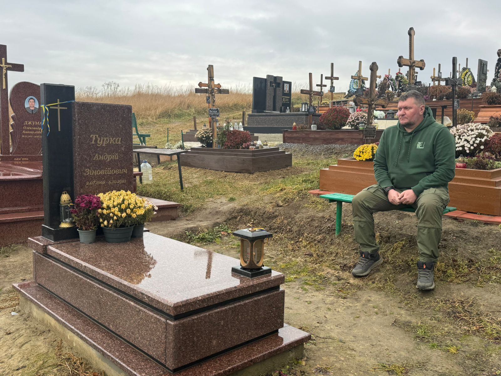 Владимир Рыбалкин на могиле Андрея Турки