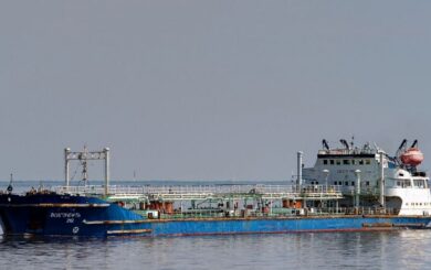 Керченский пролив под угрозой: 4300 тонн мазута могли попасть в море из-за аварии танкеров