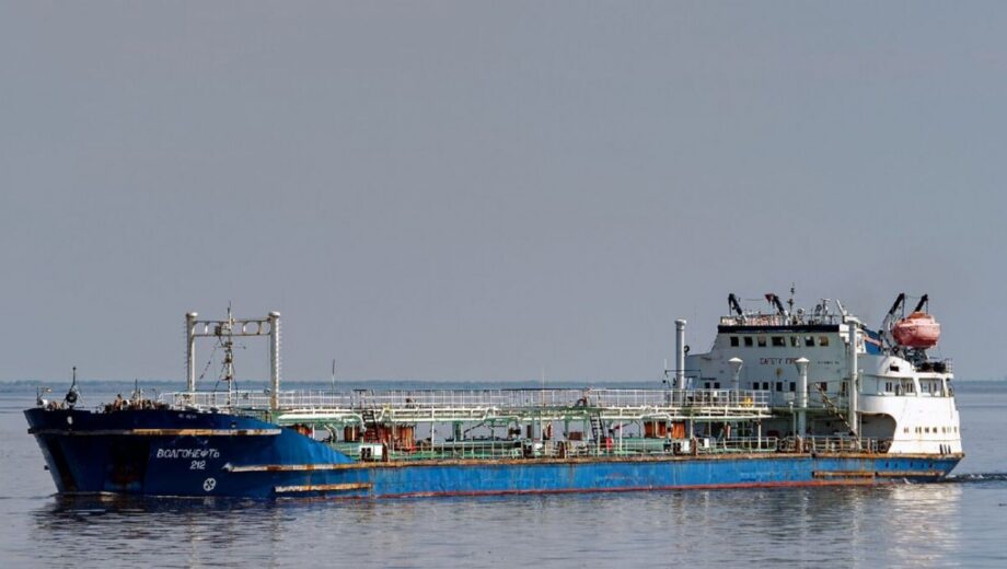 Керченский пролив под угрозой: 4300 тонн мазута могли попасть в море из-за аварии танкеров