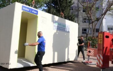 Київ — єдине місто без мобільних укриттів: бюрократія гальмує захист містян