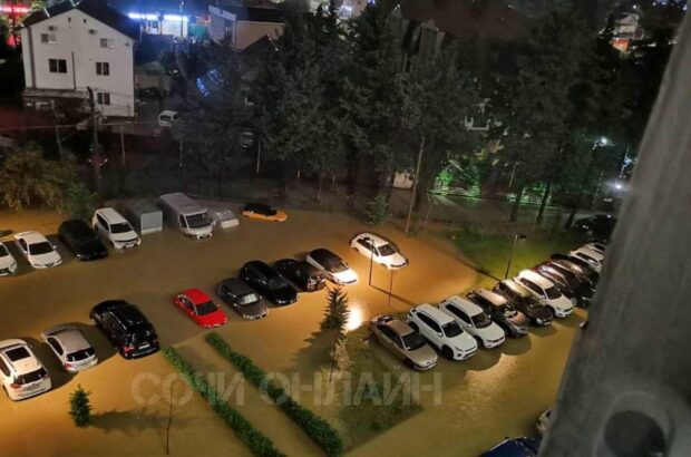 Сочі під водою: підтоплення в Адлері, зруйновані дороги та змиті авто