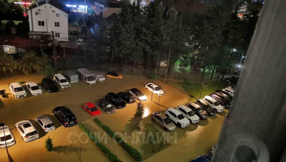 Сочі під водою: підтоплення в Адлері, зруйновані дороги та змиті авто