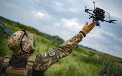В школах будут учить управлять FPV-дронами, — заявление от МОН