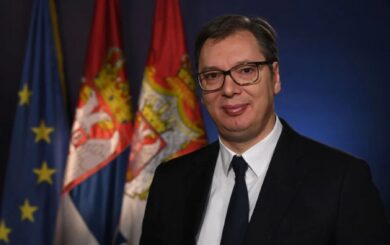 Президент Сербии развернул шарф с флагом России во время футбольного матча