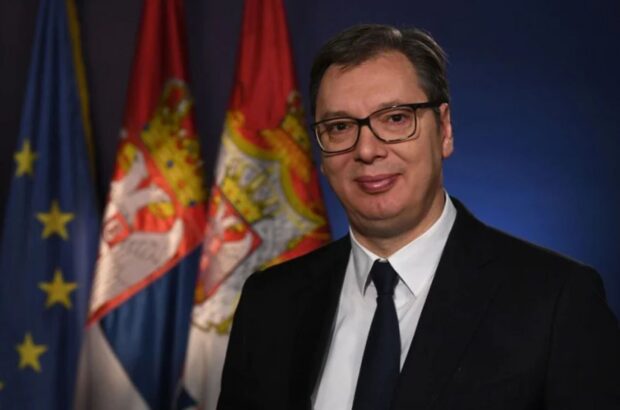 Президент Сербии развернул шарф с флагом России во время футбольного матча