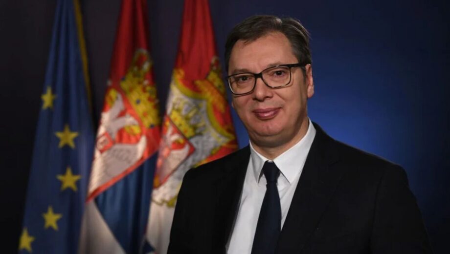 Президент Сербии развернул шарф с флагом России во время футбольного матча
