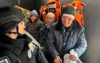 ”Білі янголи” евакуювали літнє подружжя та їхнього сусіда після авіаудару