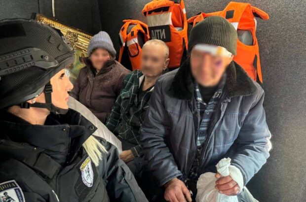 ”Білі янголи” евакуювали літнє подружжя та їхнього сусіда після авіаудару