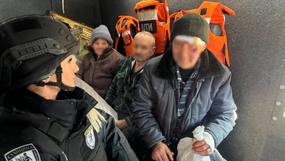 »Белые ангелы» эвакуировали пожилых супругов и их соседа после авиаудара