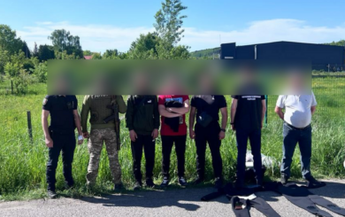 В Закарпатье вздули авто с »водолазами»: пенсионер помогал мужчинам пересечь границу в водолазных костюмах