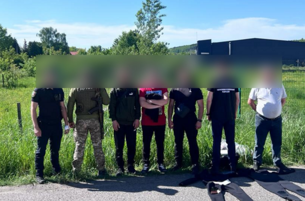 У Закарпатті зупили авто з ”водолазами”: пенсіонер допомогав чоловікам перетнути кордон у водолазних костюмах