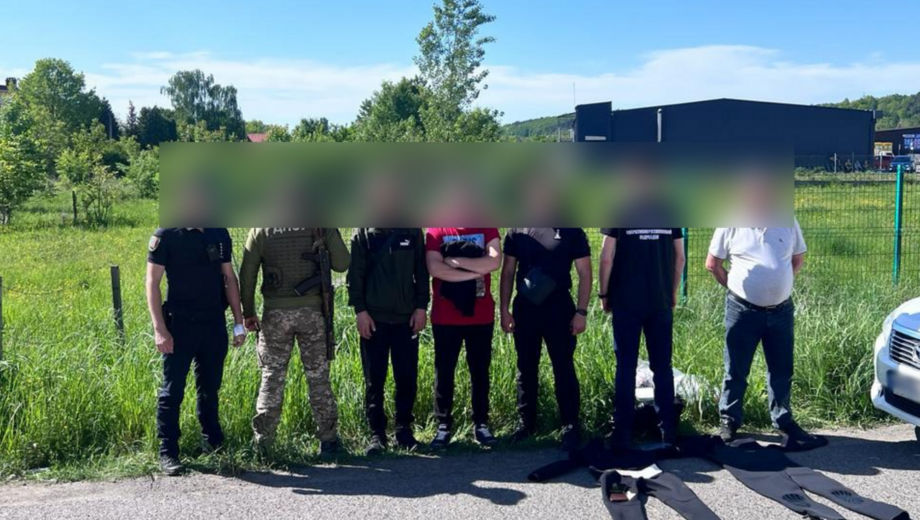 В Закарпатье вздули авто с »водолазами»: пенсионер помогал мужчинам пересечь границу в водолазных костюмах