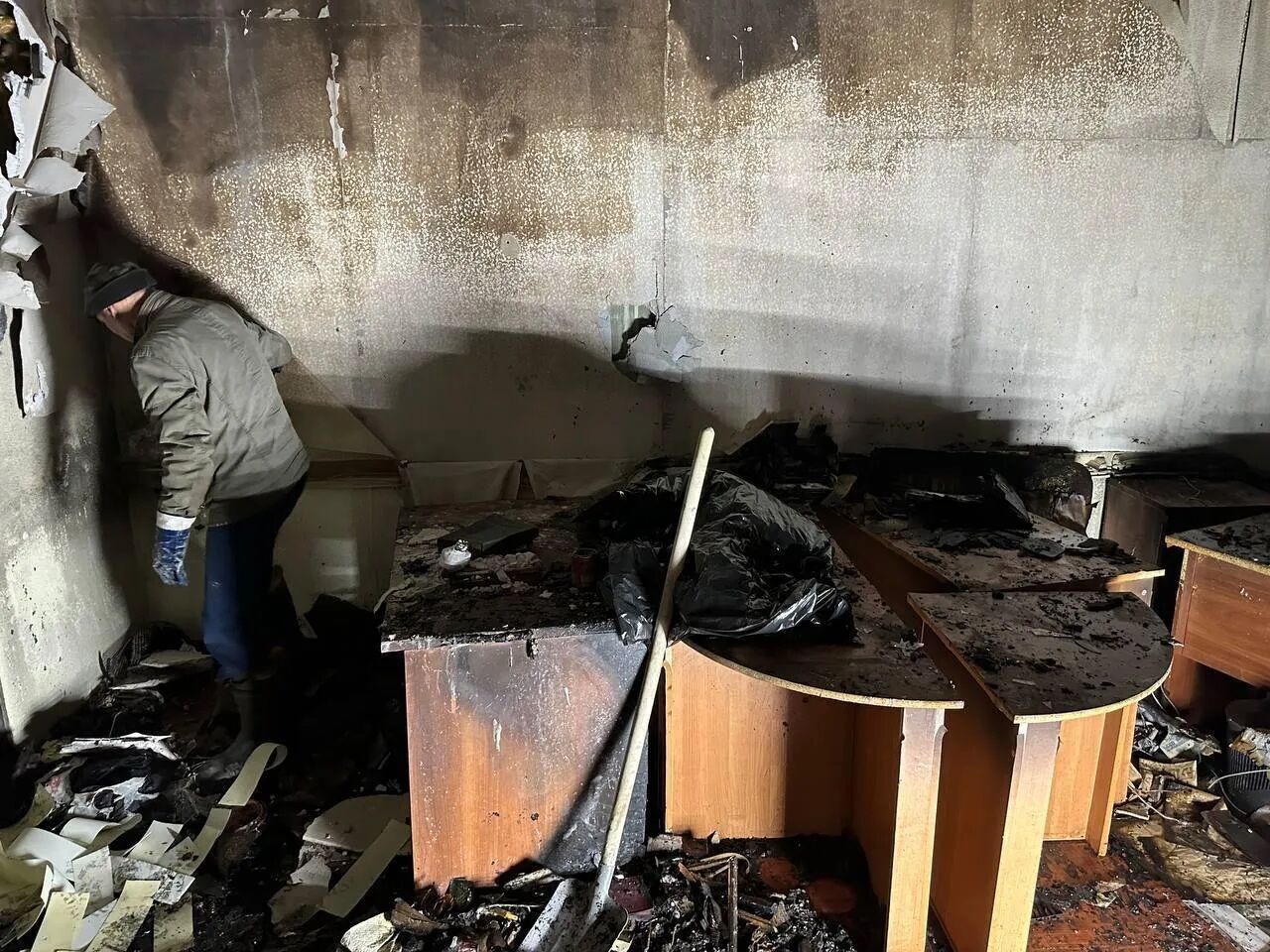 Россию охватила волна поджогов: пенсионеры атакуют офисы и полицию