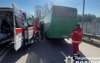 У Києві маршрутка з пасажирами врізалась у бензовоз: п’ятеро людей у лікарні