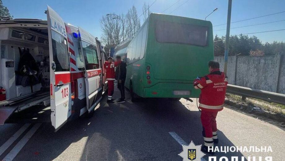 У Києві маршрутка з пасажирами врізалась у бензовоз: п’ятеро людей у лікарні