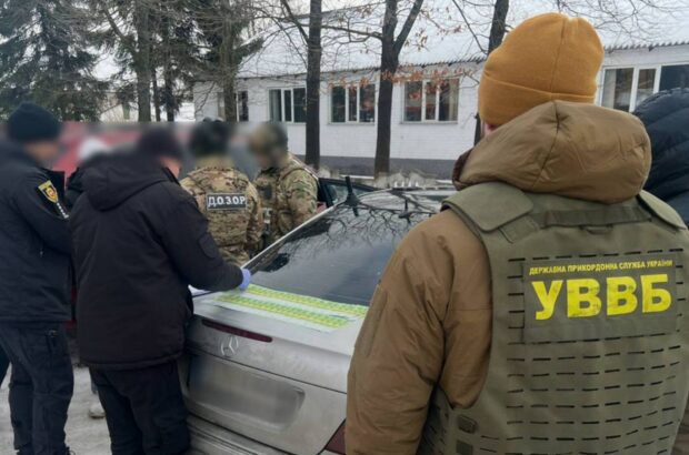 На Рівненщині викрили схему незаконного виїзду за кордон за €12 000
