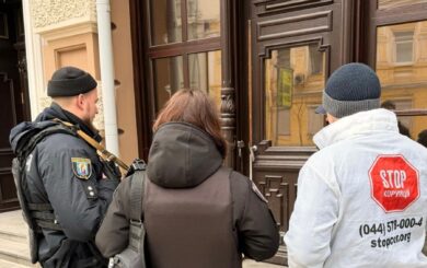 Забарикадувалися з газовими балонами: в Києві знову виявили незаконний call-центр