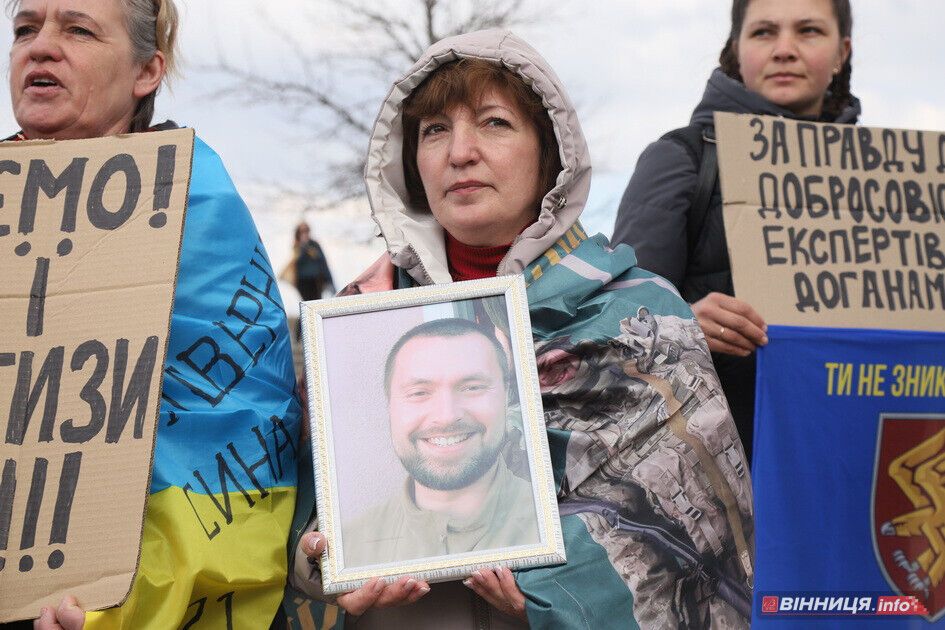 У Вінниці понад 500 людей вийшли на акцію під СМЕ: родини вимагають ідентифікації загиблих