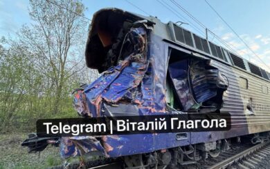 Во Львовской области поезд протаранил автокран на пути: есть жертвы