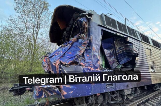 Во Львовской области поезд протаранил автокран на пути: есть жертвы