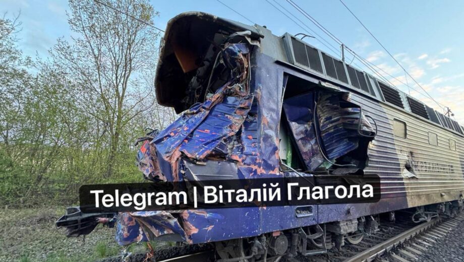 Во Львовской области поезд протаранил автокран на пути: есть жертвы