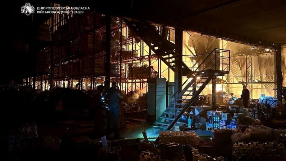 В Днепре в результате ночной атаки РФ погибли люди и повреждены склады с продуктами