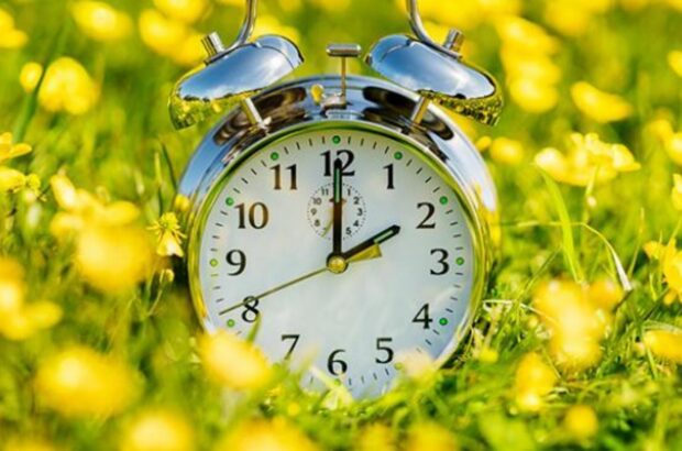 Перехід на літній час 2026: чому годинники в Україні переводять саме о 03:00