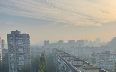Киян закликають не виходити надовго на вулицю і зачинити вікна в оселях