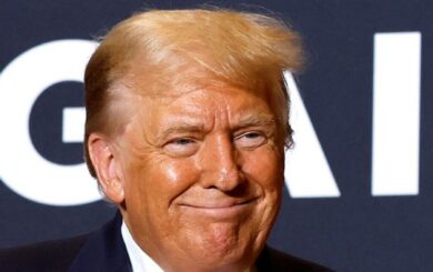 Трамп прервал выступление из-за обморока зрителей, а затем пошутил и потанцевал