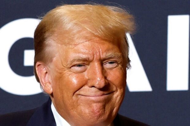 Трамп перервав виступ через непритомність глядачів, а потім пожартував і потанцював