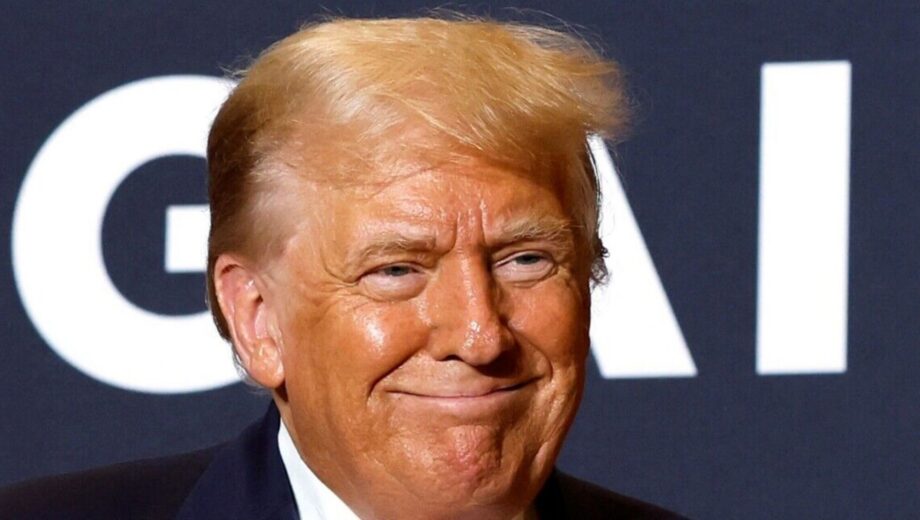 Трамп прервал выступление из-за обморока зрителей, а затем пошутил и потанцевал