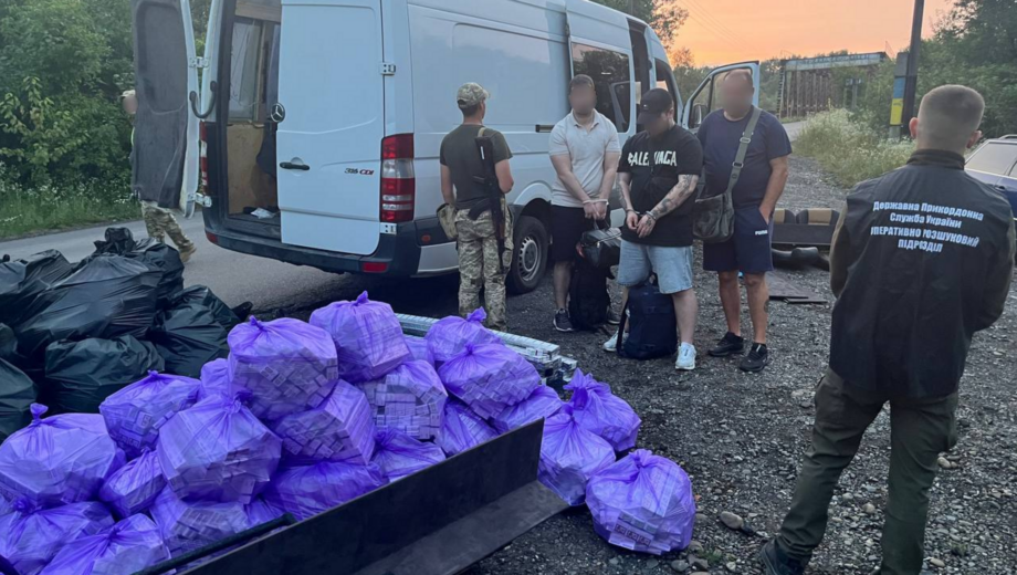 20 тисяч пачок сигарет, два ухилянти та 30 тисяч доларів: на Закарпатті затримали контрабандиста з пасажирами-нелегалами