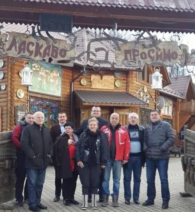 Слева направо изображены: Александр Еримичук (''Слон''), Николай Федорук (нардеп ''Народный фронт''), Алексей Бурбак (брат Максима Бурбака), Алексей Каспрук (мэр Черновцов), Геннадий Москаль, Александр Фищук (председатель Черновицкой ОГА), Максим Бурбак (лидер фракции).
