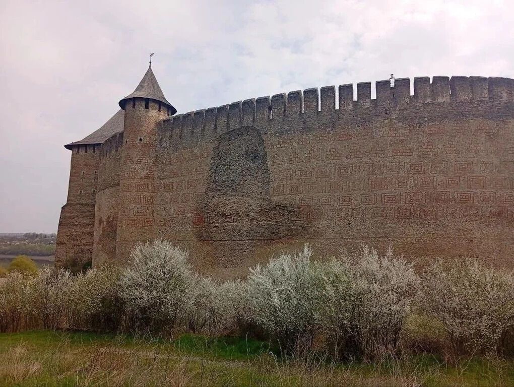 Хотинська фортеця ламається