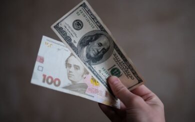 Офіційний курс долара зріс до рекордних 42 гривень: причини та прогнози