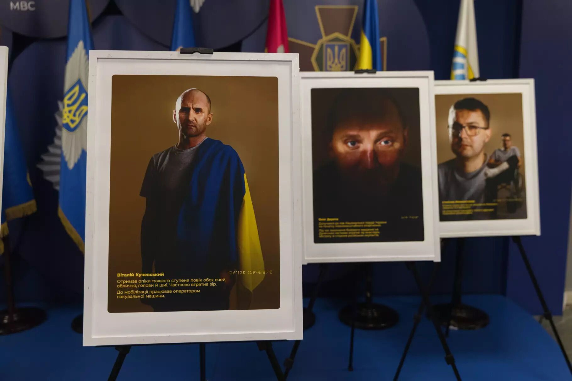 Утратившие зрение герои войны: МВД представило трогательный фотопроект ко Дню белого тростника