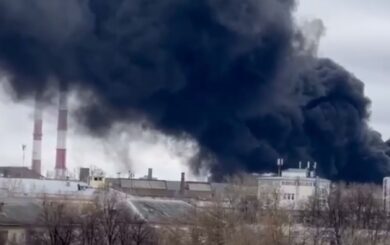 Пожар на »Уралмашзаводе»: огонь охватил склад с лакокрасочными материалами