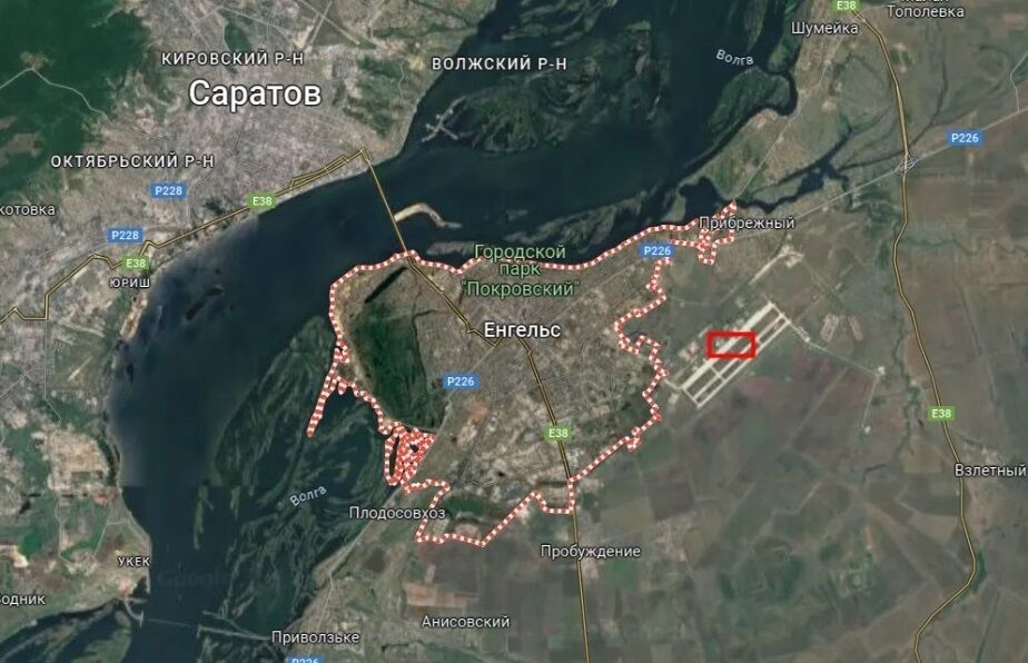 Взрывы на авиабазе ''Энгельс'' в россии: пожар после ночной атаки