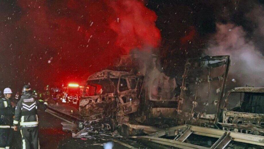 Массовое ДТП на скоростной магистрали в Японии: более 50 машин, пожар и пострадавшие