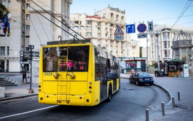 В Киеве могут разрешить движение транспорт во время тревог, но есть условия