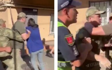 Толканья в Одессе: женщина заблокировала ворота ТЦК