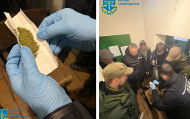 Наркобізнес у СІЗО: інспектор столичного слідчого ізолятору систематичне подавав канабіс арештантам