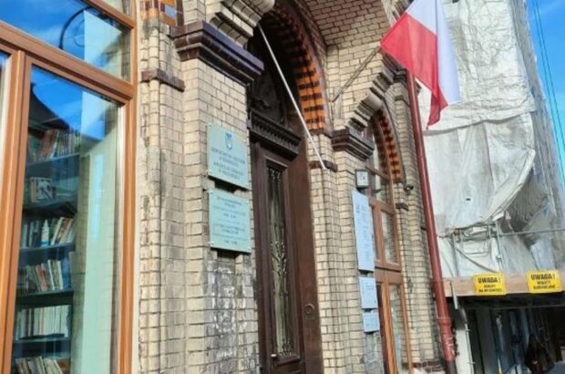 У Польщі зірвали український прапор із будівлі консульства