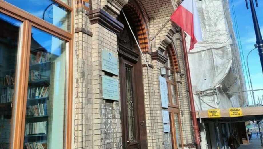 У Польщі зірвали український прапор із будівлі консульства