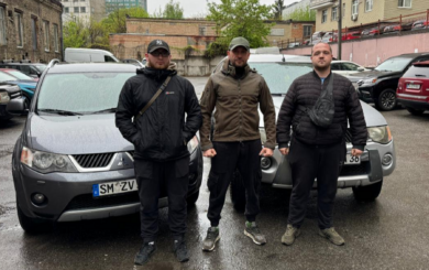 БФ »Батальон Волонтер» передал военным два пикапа: их приобрели за средства собранные из телеграмм-канала Романа Бочкали