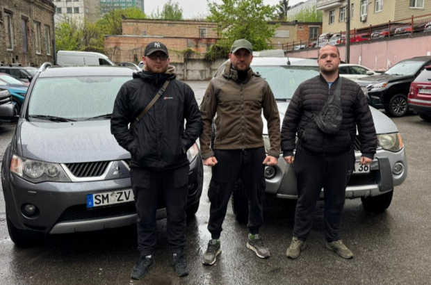 БФ ”Батальйон Волонтер” передав військовим два пікапи: їх придбали за кошти зібрані з телеграм-каналу Романа Бочкали