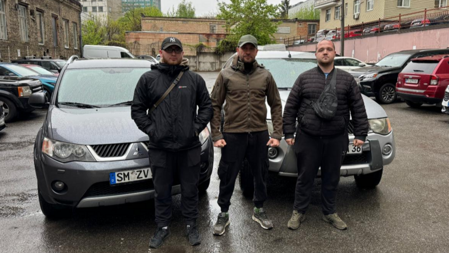 БФ »Батальон Волонтер» передал военным два пикапа: их приобрели за средства собранные из телеграмм-канала Романа Бочкали