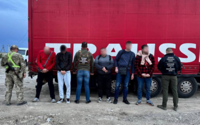 На трассе »Одесса-Рени» пограничники задержали четырех уклонян, скрывавшихся в прицепе грузовика