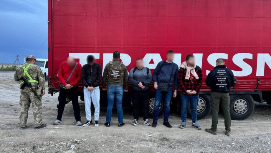 На трасі ”Одеса-Рені” прикордонники затримали чотирьох ухилянтів, які ховалися у причепі вантажівки