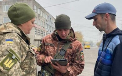 Працівник ТЦК у Дніпрі погрожував автоматом пенсіонерам